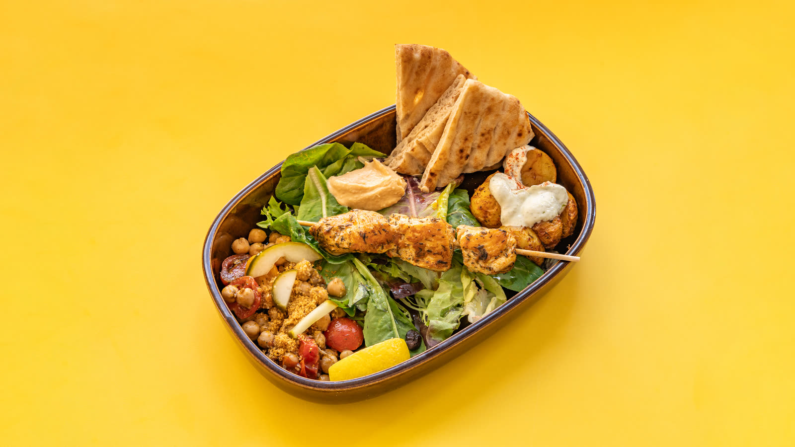 KALIMERA box with chicken: chickpea salad, green salad and triangles of pita